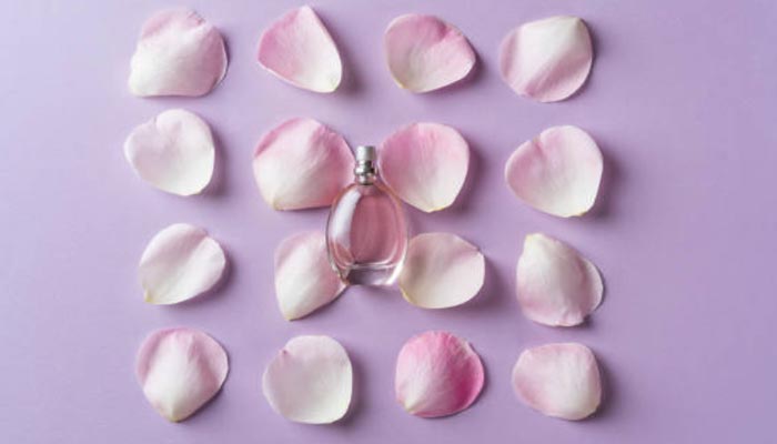 perfume-boticario-com-petalas-de-rosas