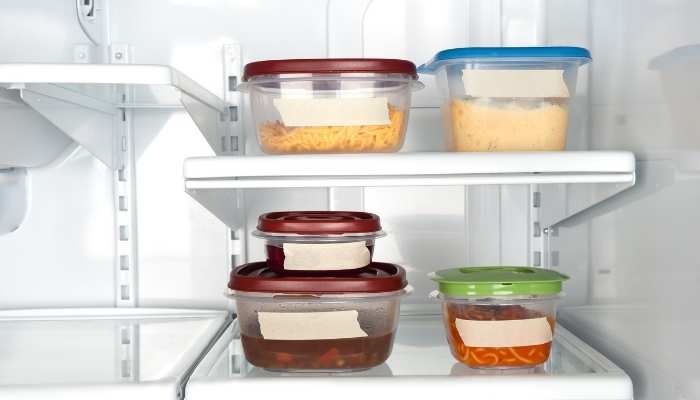 Potes de plastico armazenando comida na geladeira