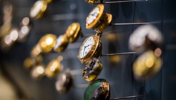 relógios de ouro pendurados na parede