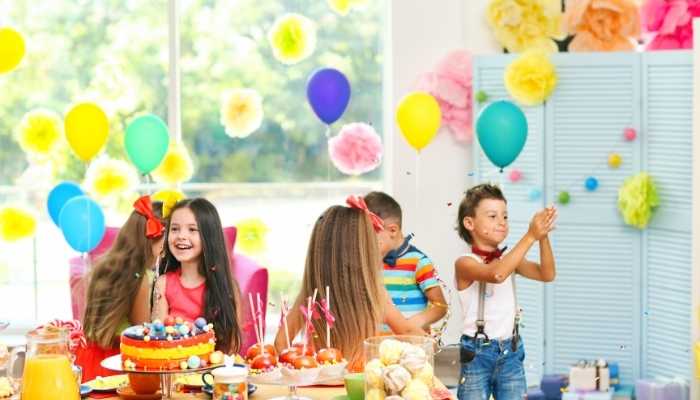 crianças felizes brincando num salão de festas infantil com uma decoração bem colorida